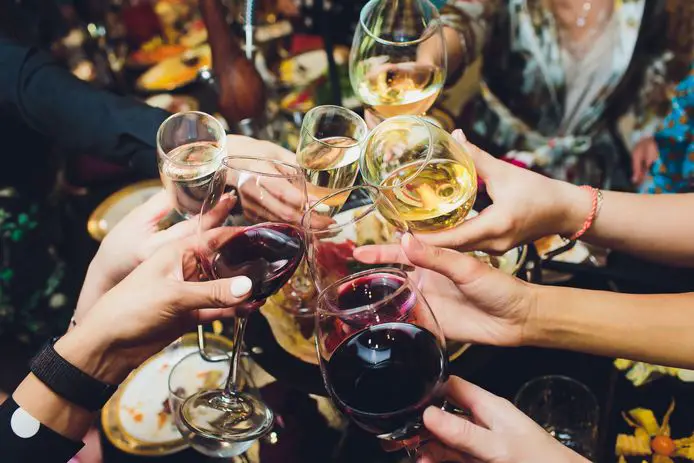 Proost in 50 talen: “Cheers!”