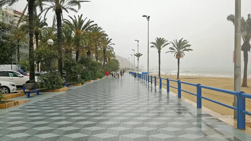 Hoe vaak regent het in Alicante en hoe beïnvloedt dit een bezoek aan de stad